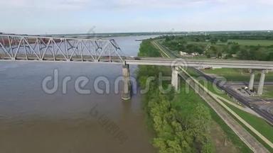飞越密西西比河和新奥尔良<strong>老兵</strong>纪念桥。背景中的Gramercy氧化铝精炼厂